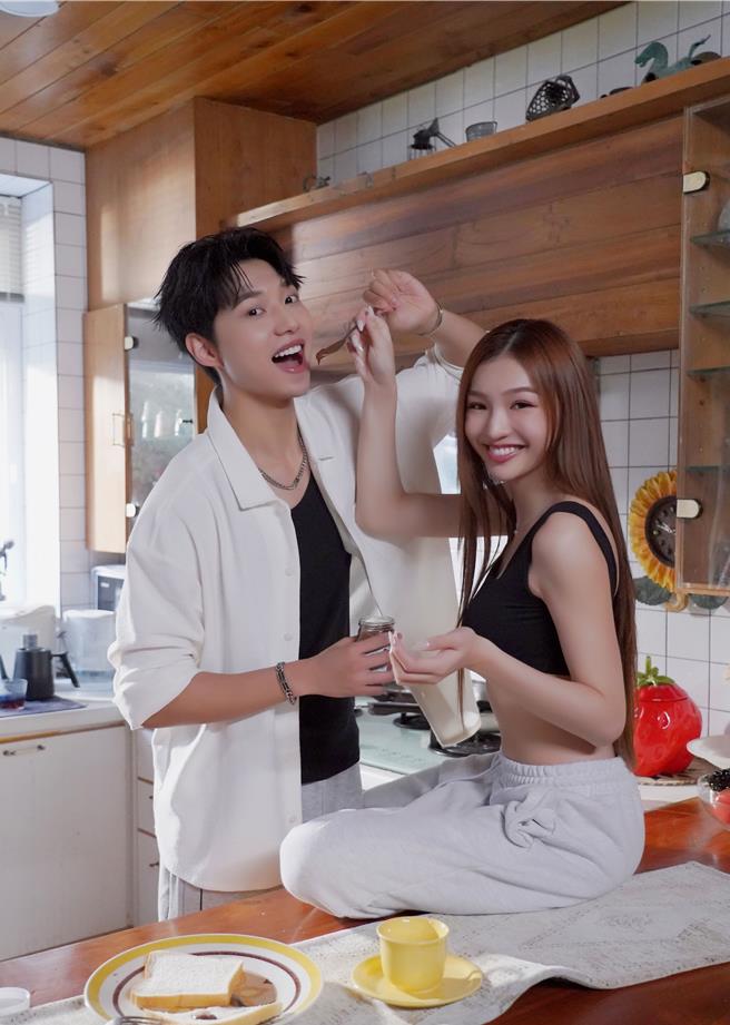 江尚儒（左）、申力安一同拍摄MV。（星光瑞瑞提供）