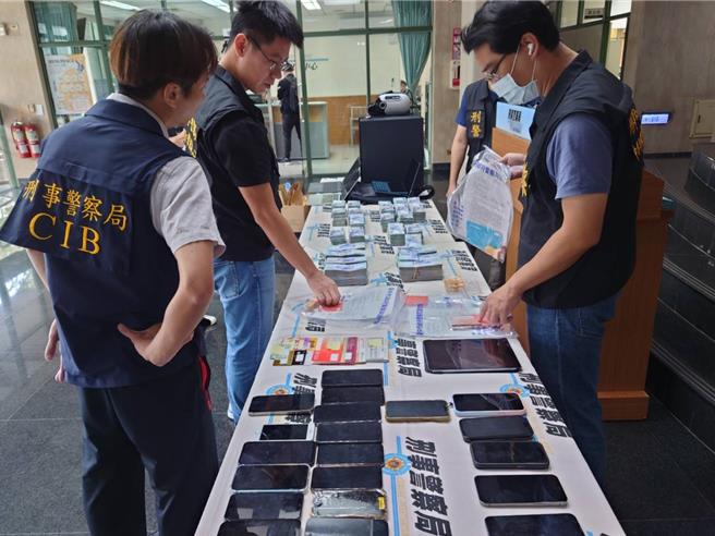 台中市郭姓夫妻涉透过刘姓男子等人成立14间人头公司，与第三方支付公司签约，为赌博网站出金，警方10月查缉涉案郭姓夫妻等13人到案，前往郭住处时更在保险箱、衣帽间查出1500万元现金及相关证物。（警方提供／潘虹恩台中传真）