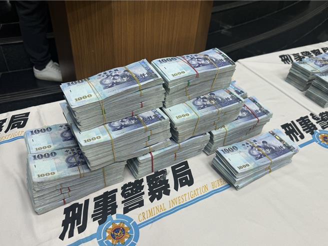 台中市郭姓夫妻涉透过刘姓男子等人成立14间人头公司，与第三方支付公司签约，为赌博网站出金，警方10月查缉涉案郭姓夫妻等13人到案，前往郭住处时更在保险箱、衣帽间查出1500万元现金及相关证物。（潘虹恩摄）