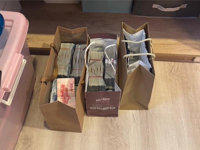 台中市郭姓夫妻涉透过刘姓男子等人成立14间人头公司，与第三方支付公司签约，为赌博网站出金，警方10月查缉涉案郭姓夫妻等13人到案，前往郭住处时更在保险箱、衣帽间查出1500万元现金及相关证物。（民眾提供／潘虹恩台中传真）