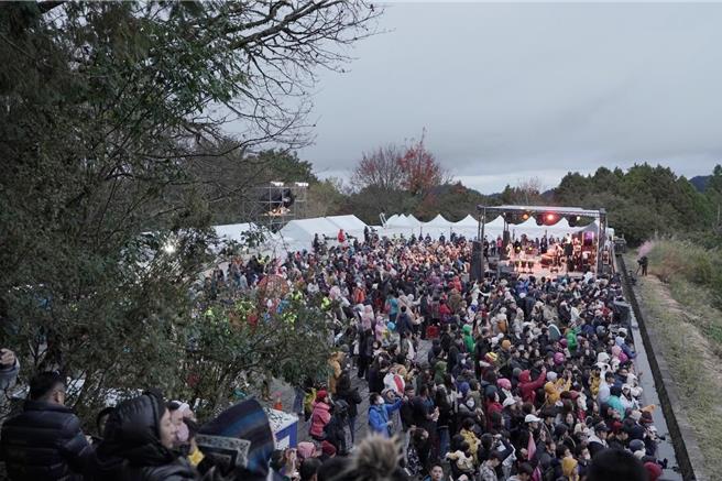 阿里山日出印象音乐会每年都吸引上千民眾一同迎接新年第一道曙光。（嘉义县政府提供／吕妍庭嘉义传真）