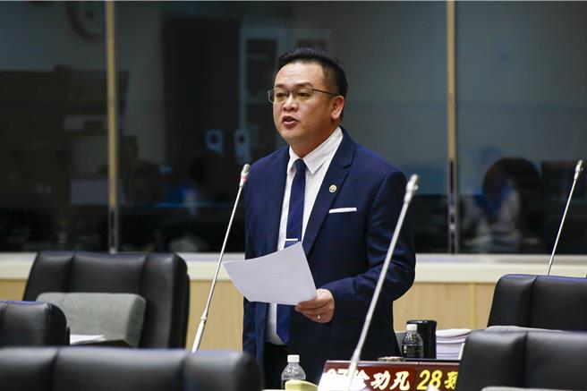 2024年11月18日苗栗縣／議員徐功凡18日質詢，首先肯定縣長鍾東錦施政滿意度提升3.4％並針對2027年台灣燈會交通與停車問題。 (呂麗甄攝）