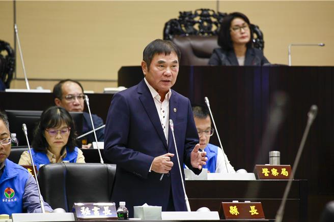 2024年11月18日苗栗縣／議員徐功凡18日質詢，首先肯定縣長鍾東錦施政滿意度提升3.4％並針對2027年台灣燈會交通與停車問題。苗栗縣長鍾東錦答詢，將加強交通規畫與接駁設施，並協調大樓加入燈光設計，希望藉此創新，為燈會增添特色，並確保順利籌辦。 (呂麗甄攝）