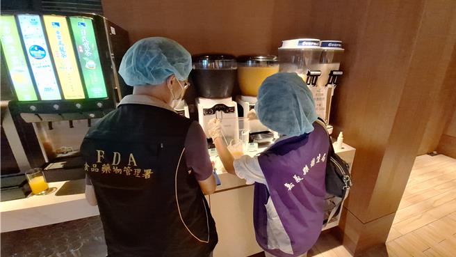 食药署联合地方政府卫生局执行「吃到饱餐厅稽查专案」，稽查全台120家吃到饱餐厅，并抽验182件成品及食材，其中7件饮料冰品不符规定。（食药署提供）