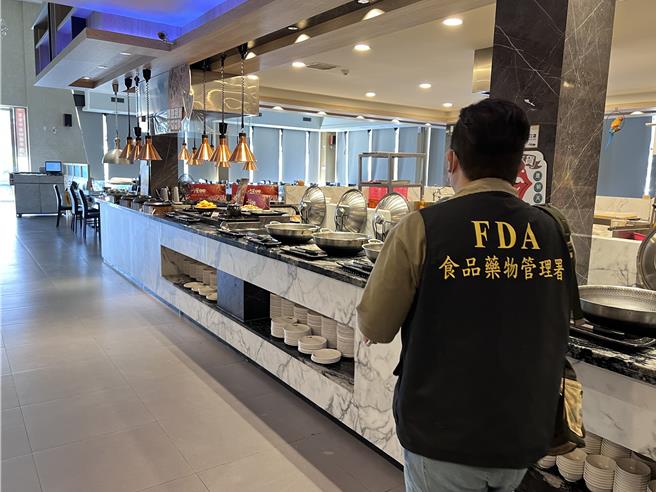 食药署联合地方政府卫生局执行「吃到饱餐厅稽查专案」，稽查全台120家吃到饱餐厅，并抽验182件成品及食材，其中7件饮料冰品不符规定。（食药署提供）