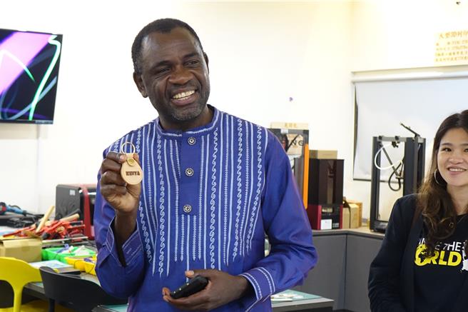 南榮國中現場以彩色列印雷射切割機製作印有道森名字的鑰匙圈。（羅琦文攝）