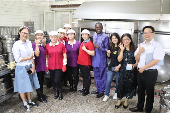 肯亞總統夫人辦公室人道救援顧問道森（右四）參訪屏東南榮國中，特別針對營養午餐運作進行深入了解。（南榮國中提供／羅琦文屏東提供）