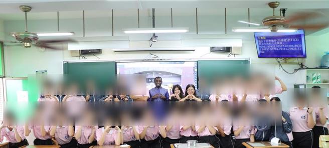 肯亞總統夫人辦公室人道救援顧問道森（中）與南榮師生共進午餐後合影留念。（南榮國中提供／羅琦文屏東提供）