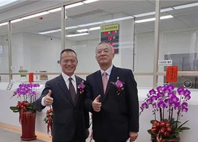 台南地区农会总干事杨宪仁（右）涉嫌背信罪被台南地检署18日起诉并建请从重量刑后，当天随案移送台南地方法院审理裁定无保请回。（本报资料照片）