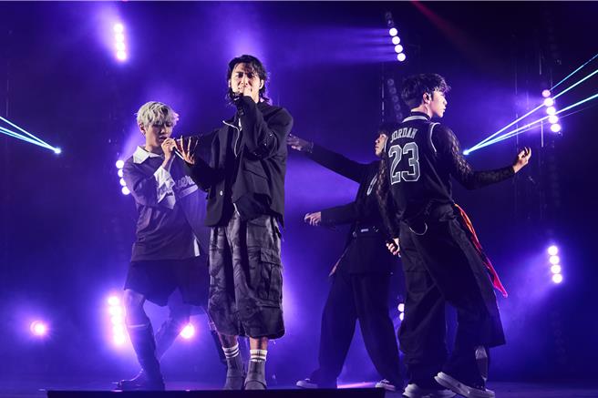 FEniX在演唱会上唱跳。（宽宏艺术X华纳音乐提供）