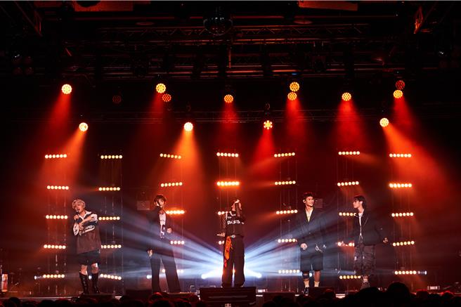 FEniX在演唱会上唱跳。（宽宏艺术X华纳音乐提供）