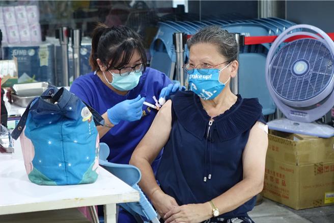 屏东县政府鼓励疫苗「双打」，奖励200元商品卡。（资料画面）