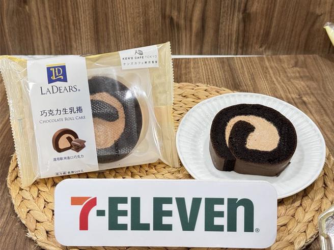 7-11自有甜點品牌LADEARS與日本巧克力專賣店Ken's Cafe Tokyo合作推「巧克力生乳捲」，69元。（7-11提供／朱世凱台北傳真）