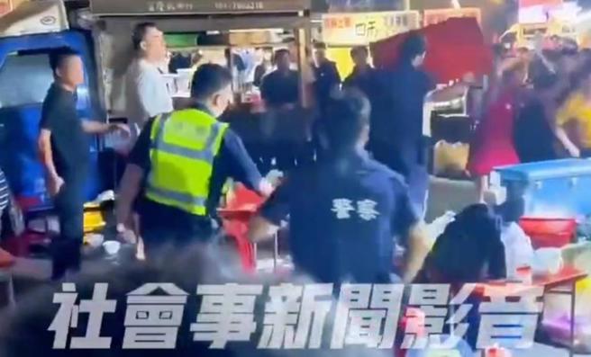 林男与友人用餐时，发现老板娘的儿子，欠自己儿子6万元未还，疑因债务问题发生口角，最后一言不合大打出手，3人挂彩送医。（翻摄自社会事新闻影音）