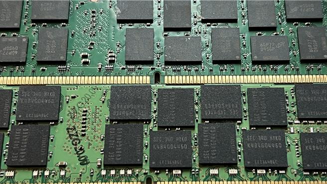 由于记忆体需求展望疲弱，研调机构反转先前乐观看法，预期2025年记忆体价格走跌。（图／柳名耕摄）