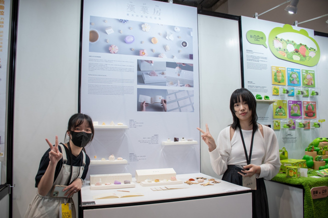 设计系学生萧洵霏(左)、洪靖涵(右)从「药食同源」的概念出发，结合中药「君臣佐使」的概念，巧妙的融合甜点、中药处方与五感体验。(照片/臺科大提供)