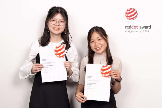 林庭而(左)、林彦昕(右)作品「雨缝 HŌO-PHĀNG」荣获红点设计概念奖。(照片/臺科大提供)