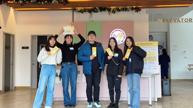 设计系硕士班学生谢沛馨(右二)、蔡文妮(左二)、李郁欣的「连结人与动物的认养服务设计」专案获得红点设计概念奖肯定。中间为指导教授唐玄辉。(照片/臺科大提供)