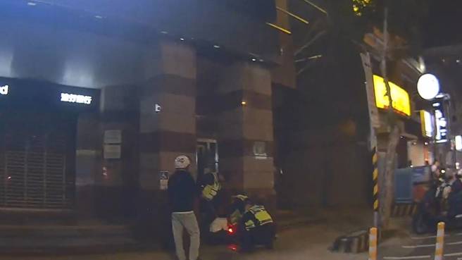 桃園市警方在執行取締酒駕勤務時，攔查一輛雙載機車，未料後座乘客突然拔腿狂奔，員警迅速將其制伏，經查竟是一名失聯3年的越南籍移工。（圖警方提供／簡銘柱翻攝）