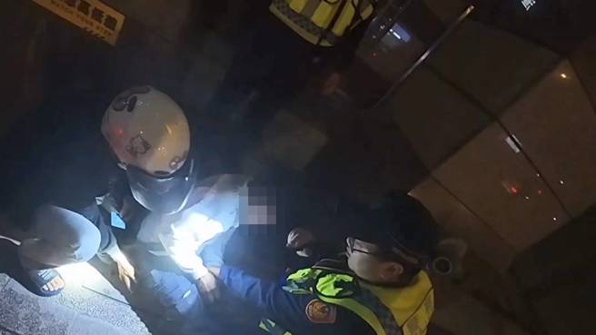 桃園市警方在執行取締酒駕勤務時，攔查一輛雙載機車，未料後座乘客突然拔腿狂奔，員警迅速將其制伏，經查竟是一名失聯3年的越南籍移工。（圖警方提供／簡銘柱翻攝）