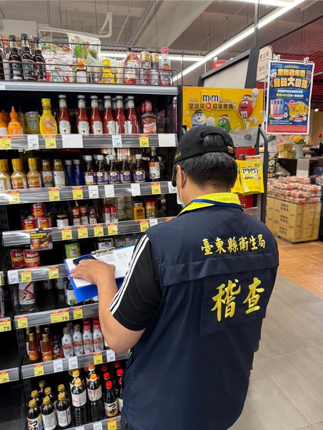 台東縣衛生局派員稽查「生機薑黃粉」下架情況，截至中午共計下架回收56罐。（台東縣衛生局提供／蕭嘉蕙台東傳真）