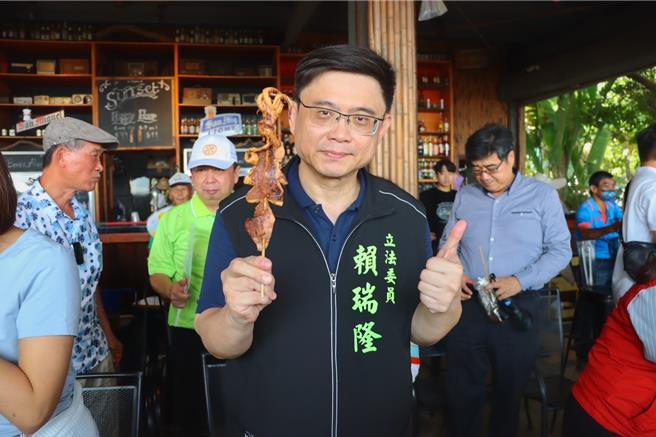 立委賴瑞隆促成台灣魷魚季，明年6月將於旗津登場。（賴瑞隆服務處提供）
