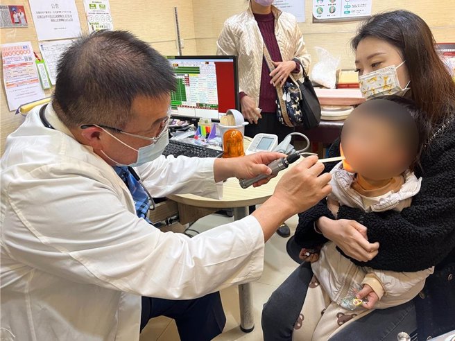 入冬後各種呼吸道傳染病肆虐，基層診所病號爆增。（馮惠宜攝）