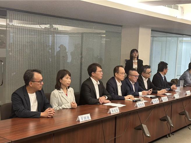 民眾党今天下午召开中央委员会，民眾党秘书长周榆修、中央紧急应变小组召集人黄国昌、林富男、中评会主委李伟华，中央委员李国璋及立委吴春城、陈昭姿出席会后记者会。（杨亚璇摄）