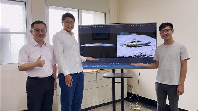 中山大學海洋科學學院院長廖德裕（左起）及其研究團隊陳冠勳及莊維誠，在台灣和菲律賓呂宋島北部溪流中，確認一鰕虎魚新物種，它游動的姿勢如蜂鳥振翅，命名為「青蜂枝牙鰕虎」。（中山大學提供／郭良傑高雄傳真）