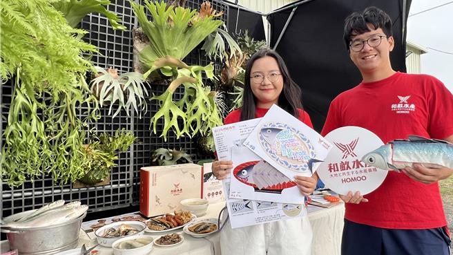 高材生凃欣仪（左）返乡经营鱼场，弟弟凃松邑（右）今年大学毕业后也回到家乡与姐姐一起经营、推广。（张毓翎摄）