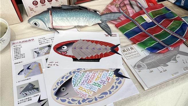 凃欣仪为了做食鱼教育，除了跟大享食鱼协会买了一只可分解的虱目鱼玩偶，也自己设计虱目鱼的折纸教具。（张毓翎摄）