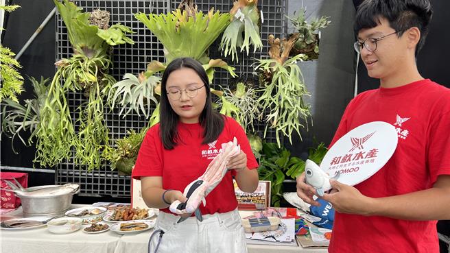 凃欣仪（左）说，一开始她拿现捞的虱目鱼在课堂表演杀鱼绝活，没想到有一次一位国小生看了差一点昏倒，后来改用可分解的虱目鱼玩偶代替。（张毓翎摄）