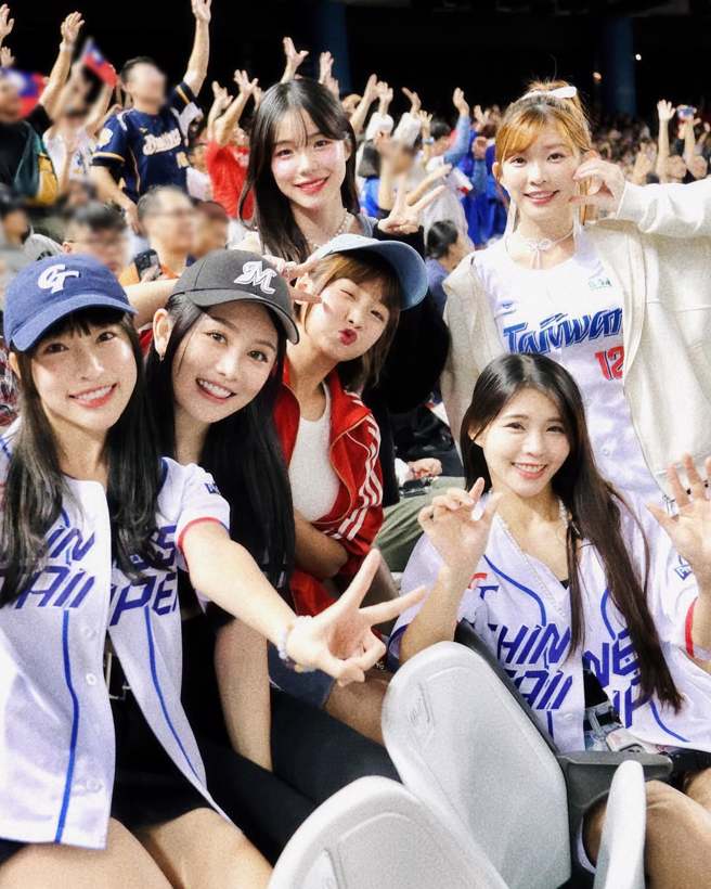 李多慧和多位啦啦队女神一同现身台北大巨蛋看球。（图／篮篮IG）