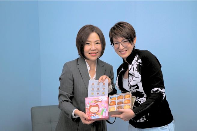 于美人（左）登上夏嘉璐主持的Podcast节目《新闻幕后》。（TVBS提供）