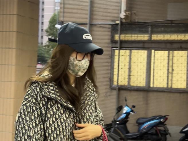 裁定约莫一小时后，郭哲敏的老婆、前名模钱帅君就穿着十几万一件的名牌迪奥大衣、带着两人拖着超大咖行李箱现身新北院办保。（柯毓庭摄）