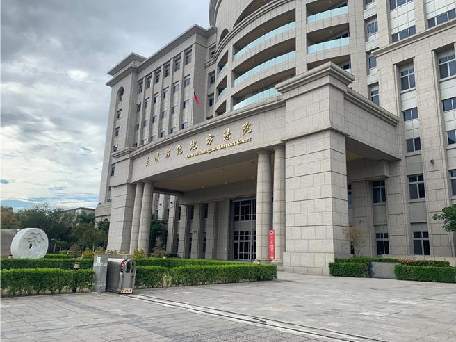 彰化一名阿公带孙子放鞭炮，却不慎烧掉磨菇寮，阿公事后赔偿对方6万6000元，彰化地院近日审结，依犯公共危险罪，判阿公拘役50天，可易科罚金。（叶静美摄）