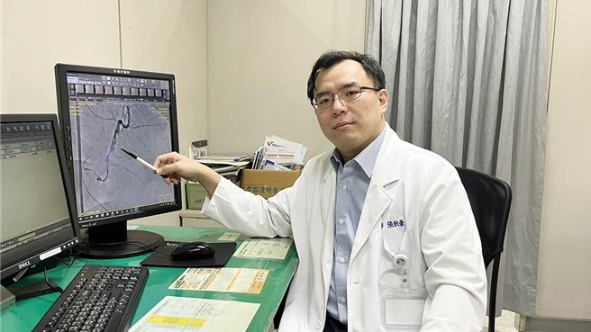 台中澄清医院介入性心血管科主任张耿豪表示，缺血性心臟病是造成心室频脉最常见的原因，常会让血压不稳定、心臟停止跳动甚至死亡。（澄清医院提供／冯惠宜台中传真）