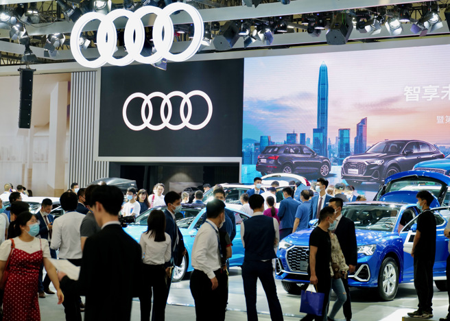 德国着名豪华汽车品牌奥迪在大陆销售持绩下滑，开始转变策略与中国大陆汽车厂合作开发电动汽车，并以新品牌「AUDI」来取代原有的4环标志。（图／中新社）