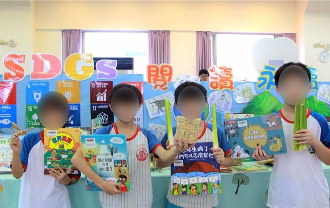 三芝圖書分館教小朋友用茭白筍廢殼製作筆筒、書籤、杯墊、置物籃等日常用品。（王揚傑攝）