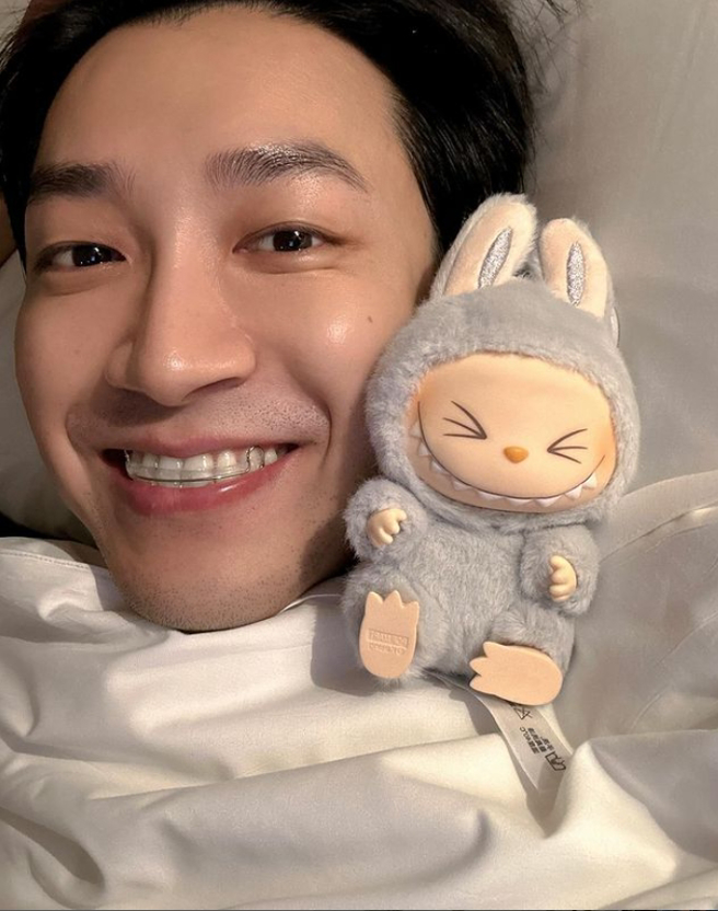 江宏杰晒出床照「拉布布陪睡」，遭网亏「跟邓佳华睡喔」。（图／江宏杰 IG）