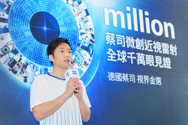 接受蔡司微创近视雷射满三个月，李洋表示视力稳定维持1.0，让他很满意。(图/业者提供)