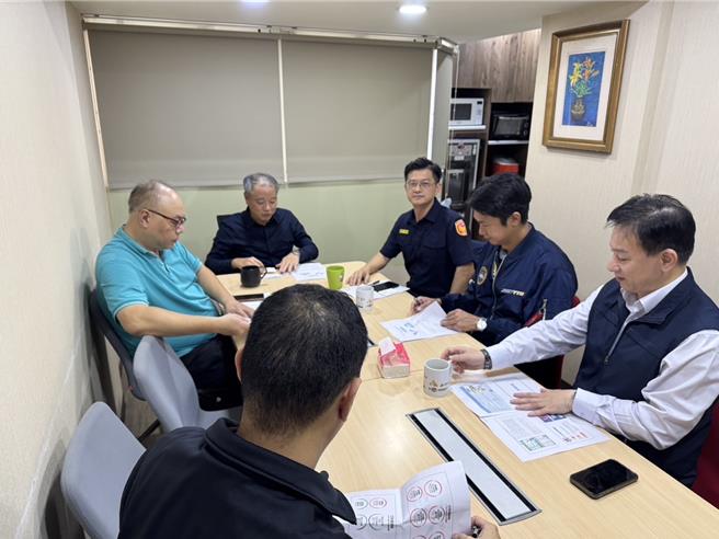 海山分局长陈保绪与葛玛兰客运董事长陈尚毅商讨合作宣导反诈骗。（海山分局提供）