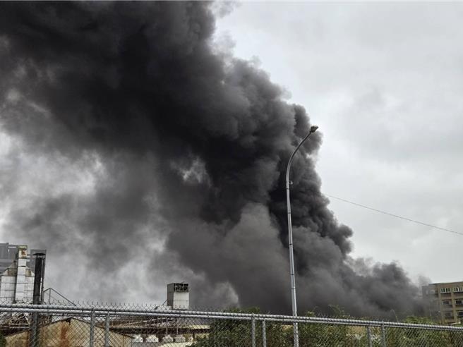 桃園一間不織布工廠18日清晨惡火，黑煙直衝天際、火舌四竄，火勢持續5個小時終撲滅。(翻攝照片／蔡依珍桃園傳真)