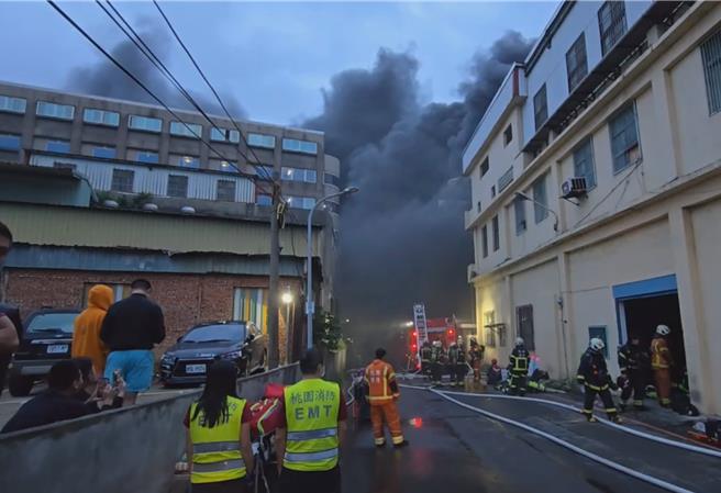 桃園一間不織布工廠18日清晨惡火，黑煙直衝天際、火舌四竄，火勢持續5個小時終撲滅。(翻攝照片／蔡依珍桃園傳真)