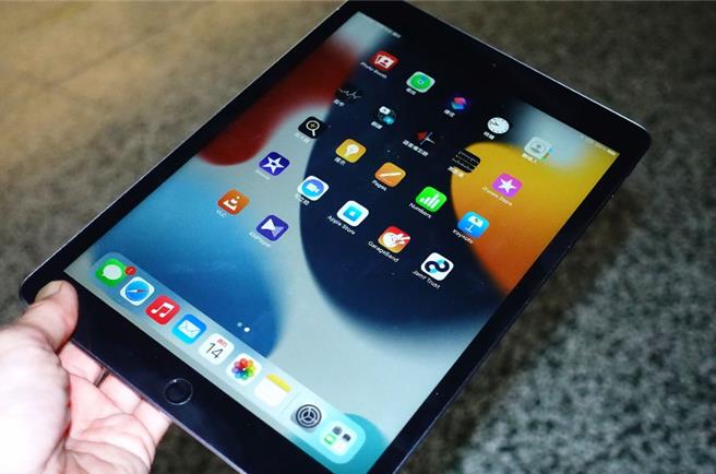 台北市有校園傳出疑為了衝高使用率，教師被要求不斷將平板開機，藉此提高使用率。（議員柳采葳提供／謝佳君傳真）