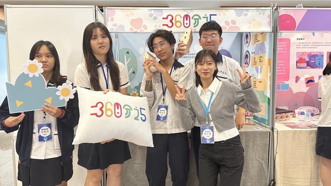 大甲高中广告设计学程学生毕业专题暨课程成果展18日在校内登场，每项作品的主题都是学生的生活灵感。（张妍溱翻摄）