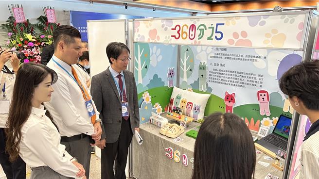 大甲高中广告设计学程学生毕业专题暨课程成果展18日在校内登场，每项作品的主题都是学生的生活灵感。（张妍溱翻摄）