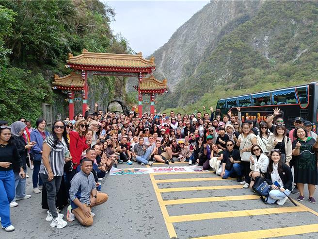 0403花莲大地震重创地方观光产业，花莲县政府为此推出永续游花莲奖励方案，近日吸引逾600名印尼游客分4梯次走访，有望对地方观光市场带来经济效益。（花莲县政府提供／罗亦晽花莲传真）