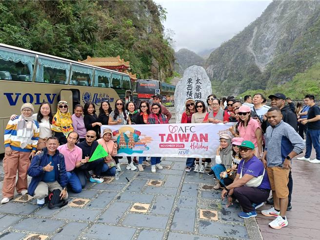 0403花莲大地震重创地方观光产业，花莲县政府为此推出永续游花莲奖励方案，近日吸引逾600名印尼游客分4梯次走访，有望对地方观光市场带来经济效益。（花莲县政府提供／罗亦晽花莲传真）