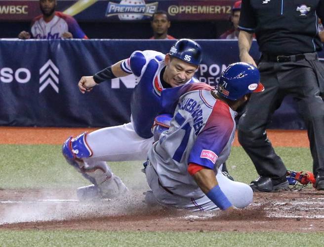 中華隊精采守備在5局上讓古巴阿魯巴魯耶納（前）在本壘出局，無法得分。（趙雙傑攝）